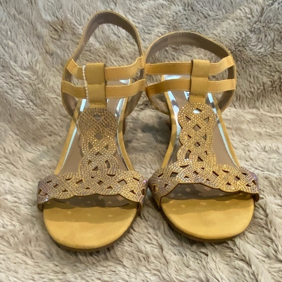 NWT Rialto Carta Bling Yellow Gold Women’s Rhinestone Wedge Sandals Sz 8 - Picture 7 of 8